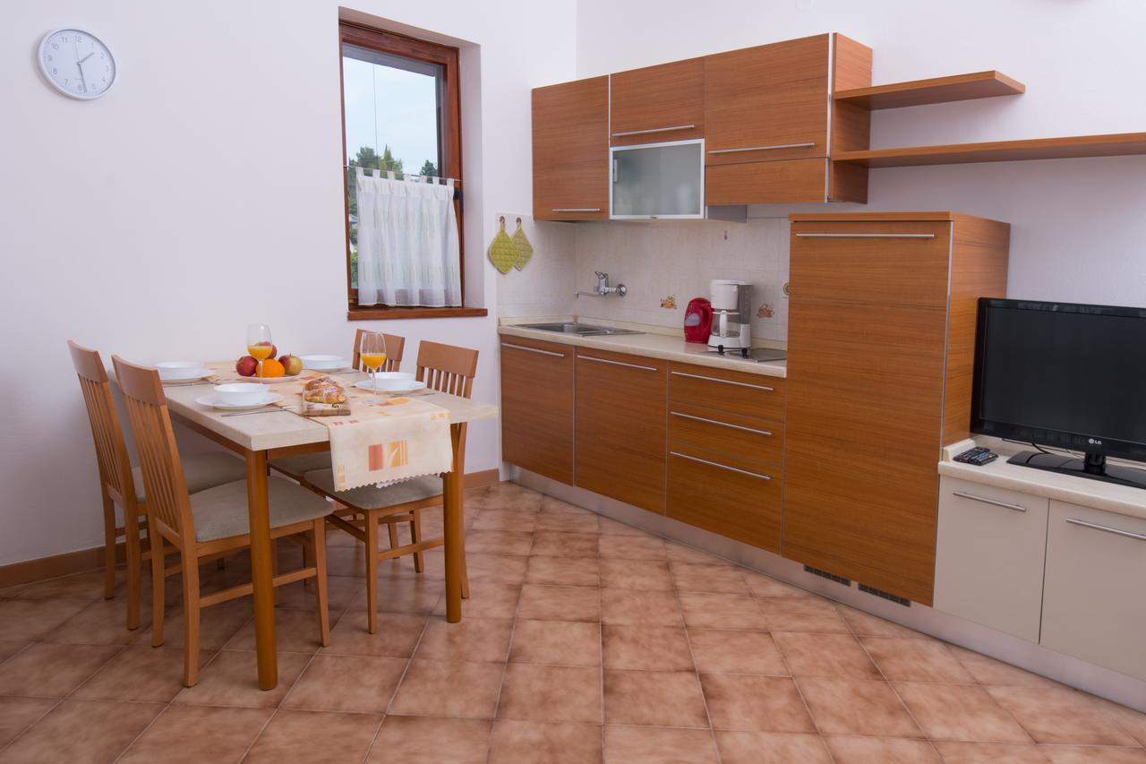 Apartmani Mira Premantura Luaran gambar